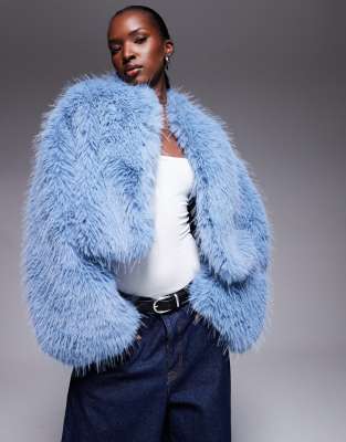 Aria Cove - Cropped-Jacke aus mongolischem Kunstpelz in Blau mit weiten Ärmeln