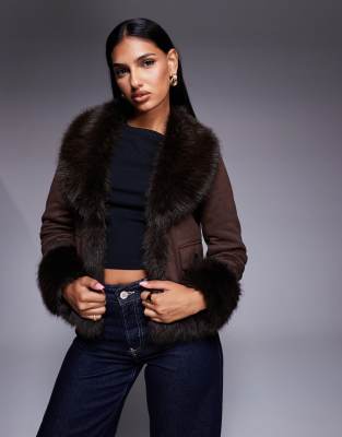 Aria Cove - Cropped-Jacke aus Wildlederimitat in Schokobraun mit kontrastierendem Kunstpelz-Besatz-Brown