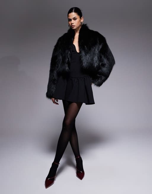 Aria Cove – Czarna krótka kurtka oversize ze sztucznego futra z szerokimi rękawami
