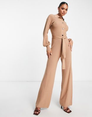 Aria Cove - Drapierter Strick-Jumpsuit in Kamelbraun mit Bindegürtel-Neutral