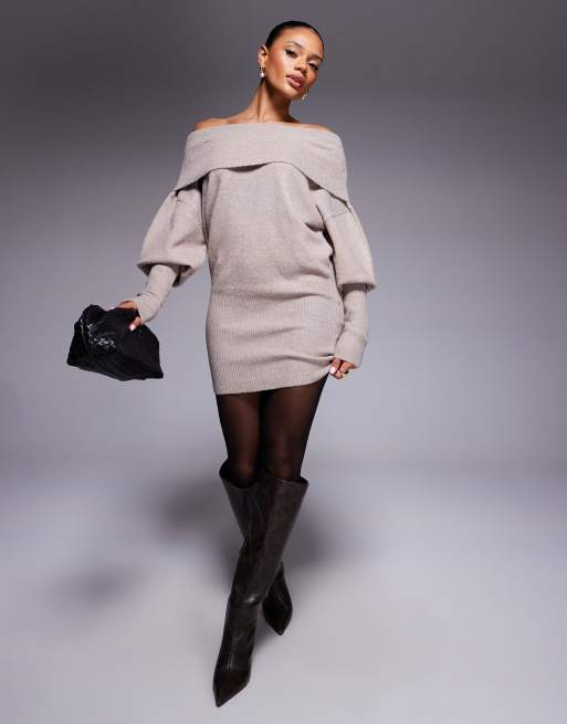 Aria Cove – Dzianinowa sukienka mini w neutralnym kolorze z balonowymi rękawami i szerokim dekoltem bardot