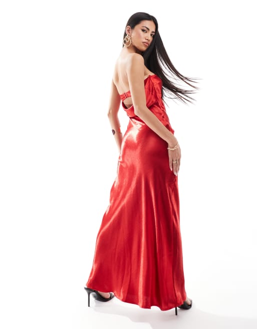 Aria Cove – Exclusive – Trägerloses Maxikleid aus rotem Satin in gehämmerter Optik mit Rückenausschnitt