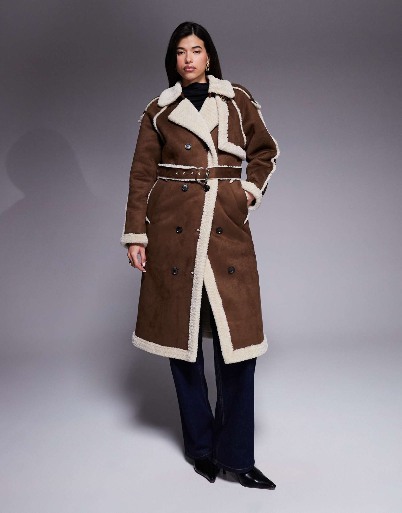 Удлиненное пальто из искусственной замши Aria Cove с отделкой из овечьей шерсти и поясом шоколадно-кремового цвета