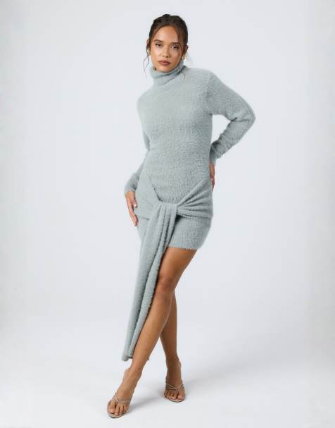 Aria Cove – Flauschiges, drapiertes Minikleid aus Strick in Grau mit Rollkragen und Knotendetail vorne - view 1