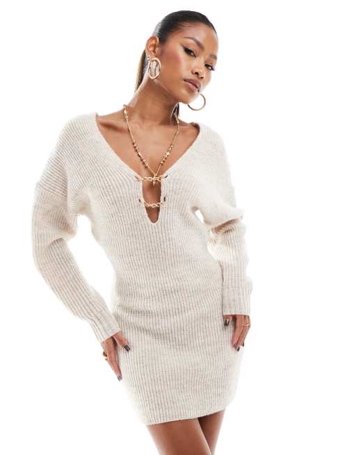Aria Cove - Geribbelde gebreide mini trui jurk met diep decolleté en ketting detail in beige