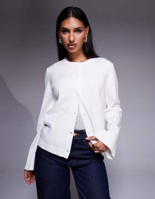 Aria Cove - Gerippte Strickjacke in Cremeweiß mit breiten, weiten Bündchen