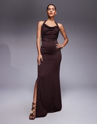 Aria Cove - Geschmeidiges, doppellagiges Neckholder-Maxikleid in Schokobraun mit tiefem Rückenausschnitt, Twist-Detail u...