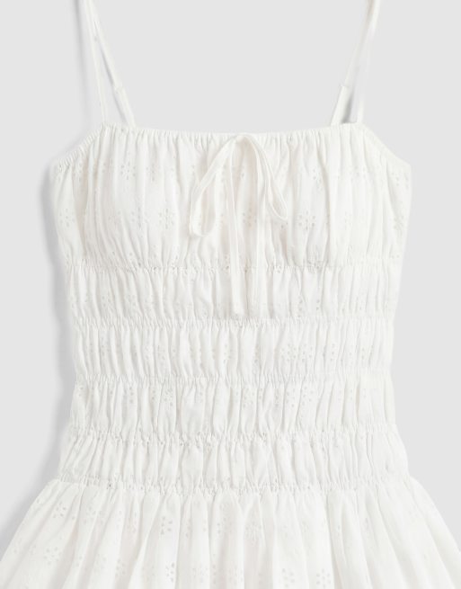 Aria Cove - Gesmokte mini jurk met gestrikte voorkant in wit, 9 van 9