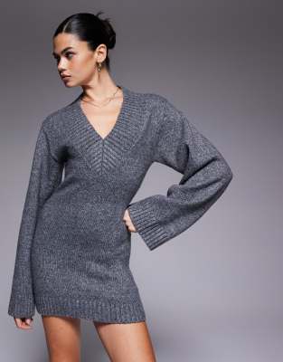 Aria Cove - Gestricktes Mini-Pulloverkleid in Anthrazit mit weiten Ärmeln und V-Ausschnitt-Grau