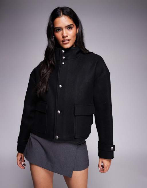 Aria Cove – Jacke in Wolloptik in Schwarz mit Trichterkragen, durchgehendem Reißverschluss und Taschendetail