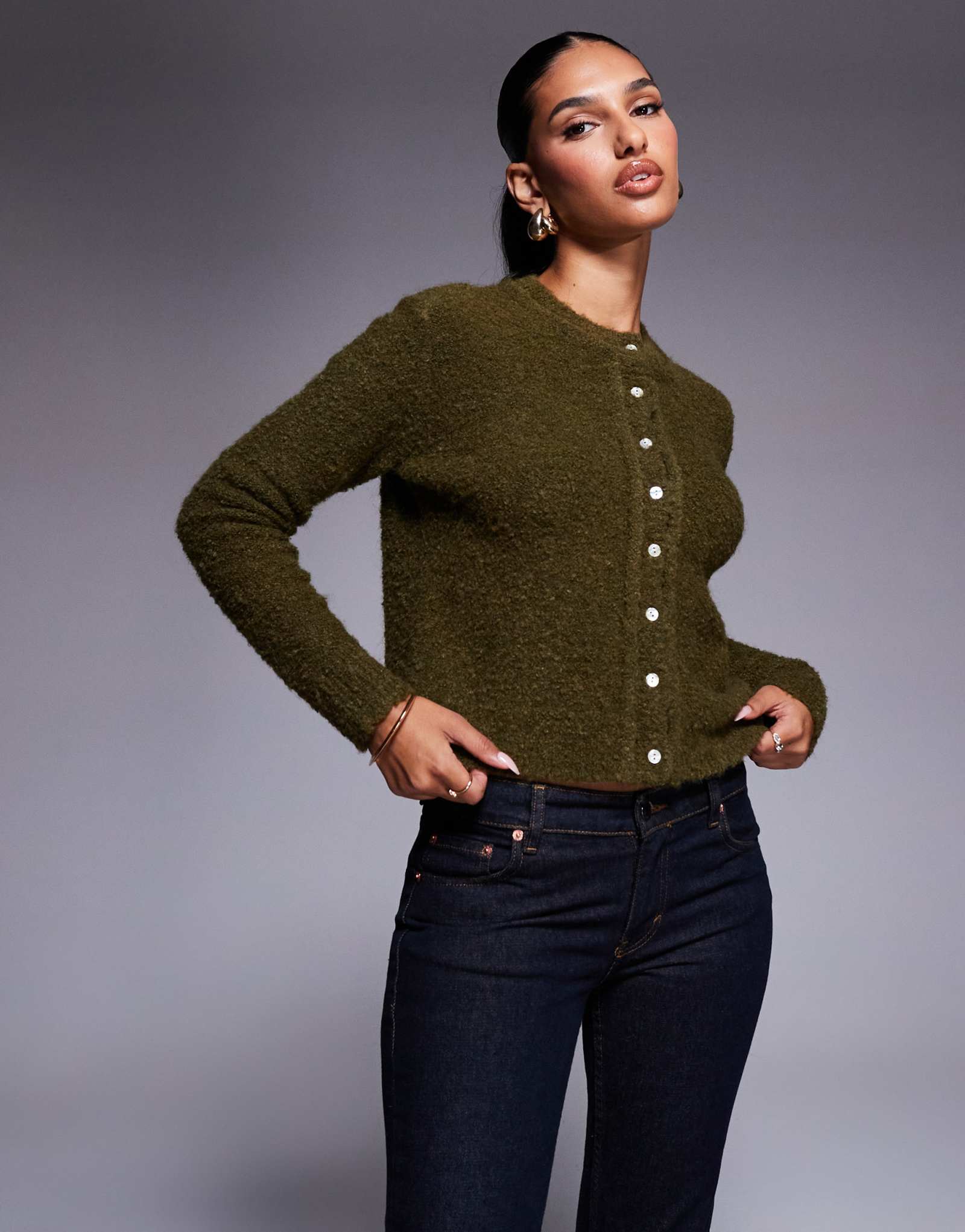 Вязаный кардиган из букле на пуговицах Aria Cove цвета хаки