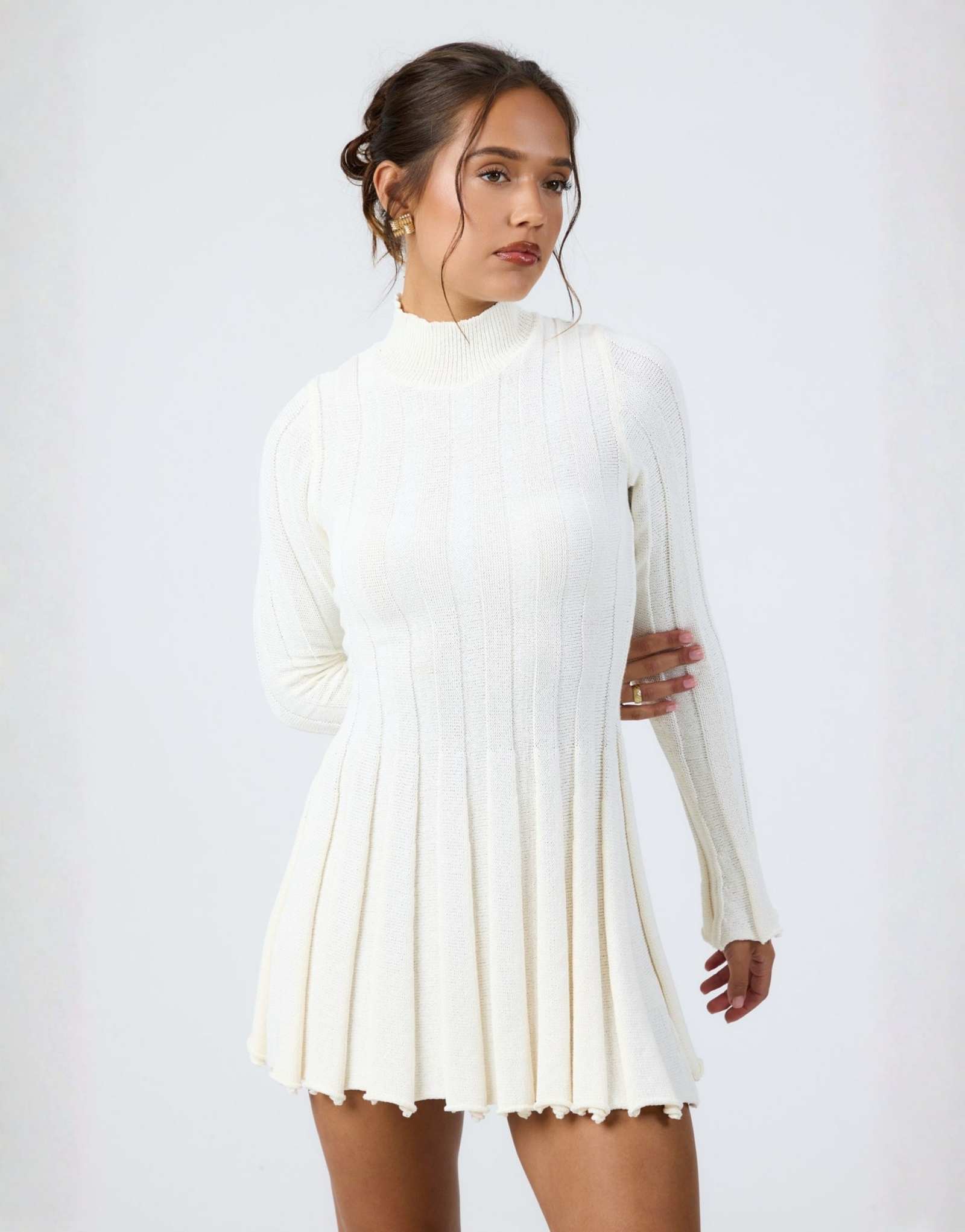 Вязаное мини-платье Aria Cove кремового цвета с высоким вырезом и широким плиссированным подолом в рубчик