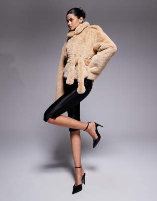 Aria Cove - Kunstpelzjacke in Kamel mit Trichterkragen und Gürtel-Neutral