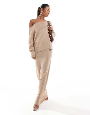 Aria Cove – Ljust guldskimrande, finstickat set med off shoulder-tröja och maxikjol - view 1