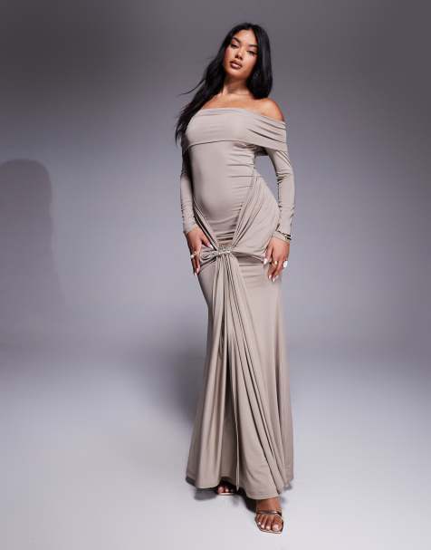 Aria Cove - Maxi jurk met brede bardothalslijn, gedrapeerde voorkant en gouden hardware in zacht bruin - view 1