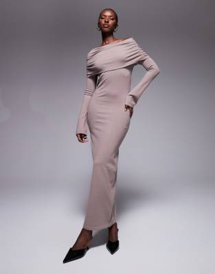 Aria Cove - Maxi-Strickkleid in Mokka mit Raffung und tiefem Carmen-Ausschnitt-Braun