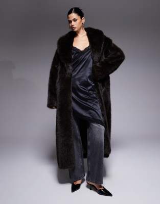 Aria Cove - Maxijacke aus Kunstpelz in Schokobraun mit Oversize-Kragen-Brown