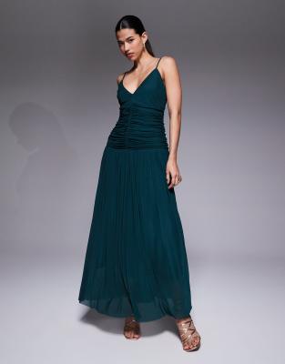 Aria Cove - Maxikleid aus Chiffon in Waldgrün mit V-Ausschnitt und tief angesetzter plissierter Taille