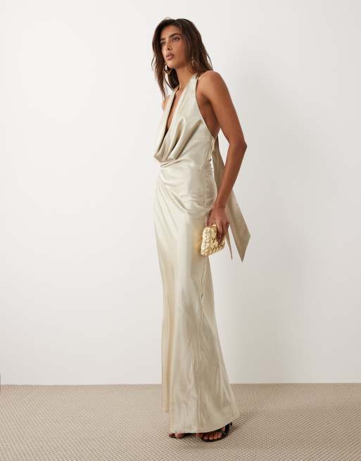 Aria Cove – Maxikleid aus Satin in Hellgold mit tiefem Wasserfallausschnitt und Schaldetail, 3 von 5