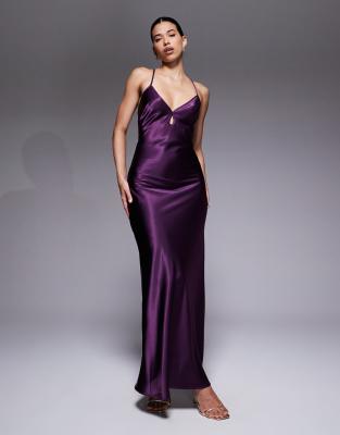 Aria Cove - Maxikleid aus Satin in Lila mit Schlüssellochdetail und Rückenausschnitt mit Schürdetails