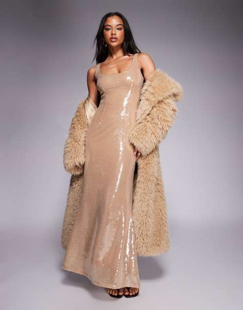 Aria Cove – Maxikleid in Beige mit Paillettenbesatz, U-Ausschnitt und Schwalbenschwanz-Design - view 1