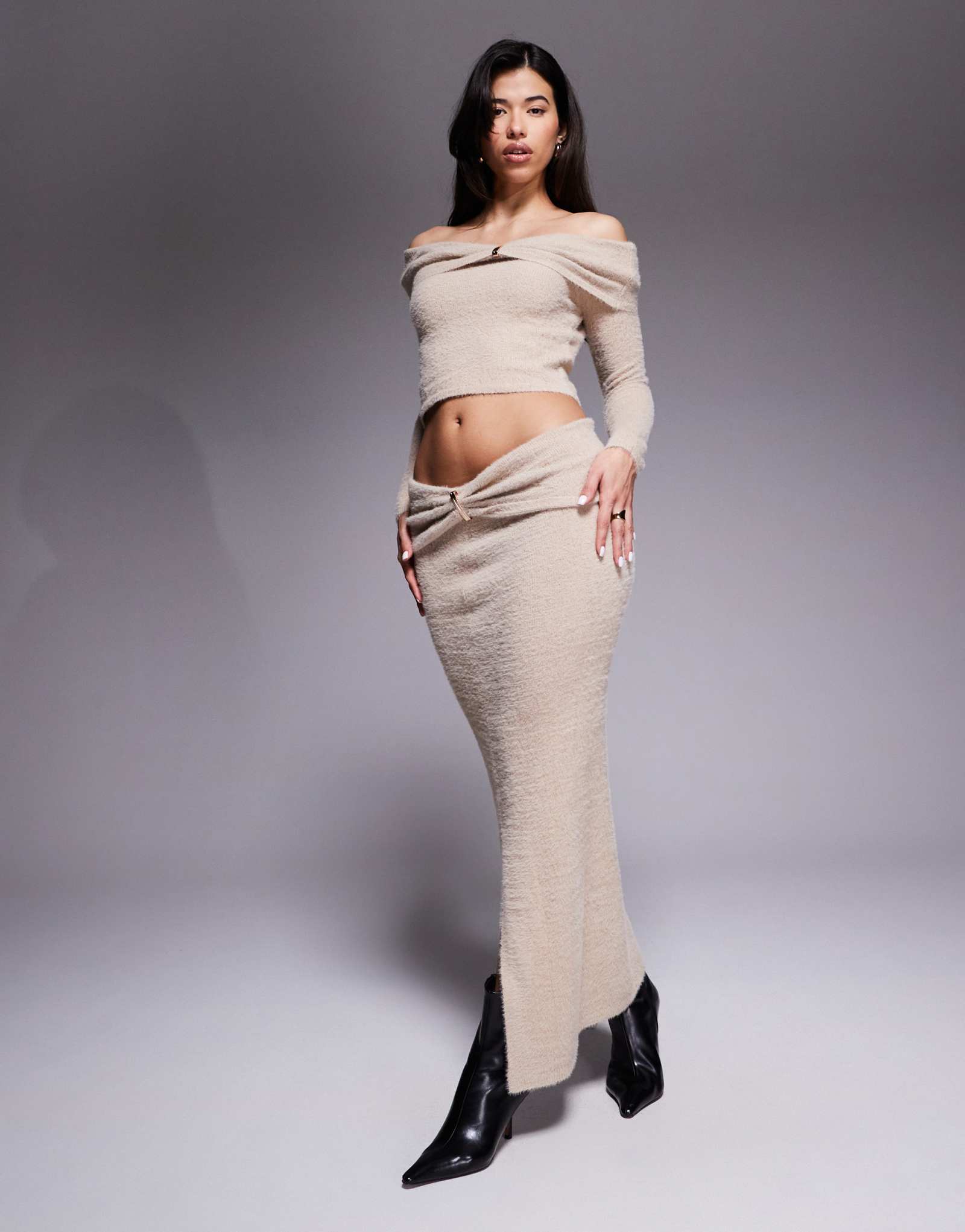 Складывающаяся пышная трикотажная юбка макси с металлическими деталями Aria Cove бежевого цвета - часть комплекта