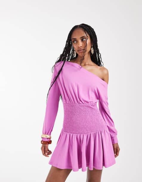 Aria Cove – Minikleid in Rosa mit asymmetrischer Schulterpartie, gesmokter Taille und Rüschen - view 1