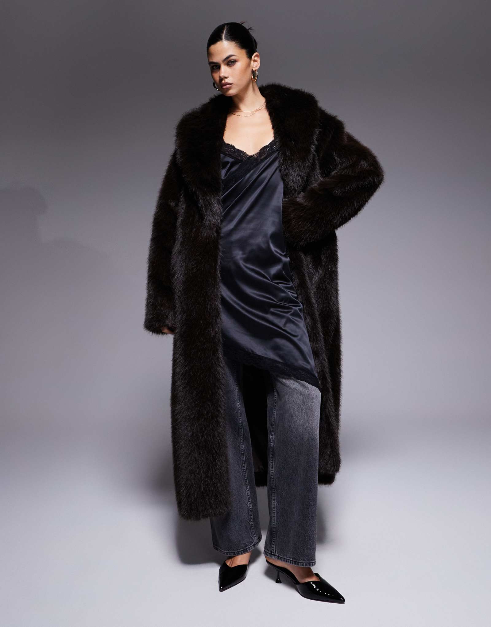 Макси-куртка Aria Cove с объемным воротником из искусственного меха шоколадного цвета