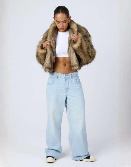 Aria Cove - Oversized cropped jack van imitatiebont met wijde mouwen in bruin, 2 van 4