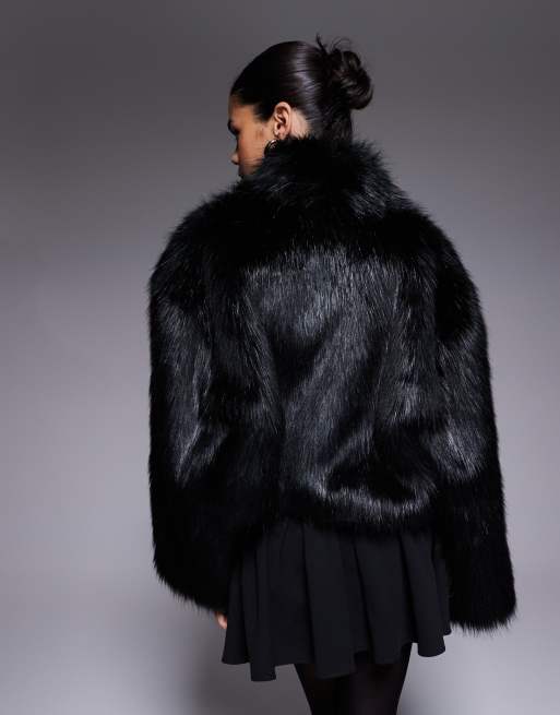 Aria Cove - Oversized og cropped sort jakke i imiteret pels med brede ærmer, 4 af 4