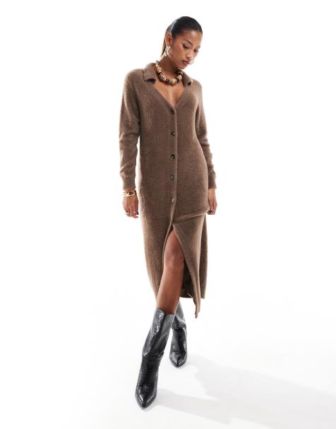 Aria Cove - Pluizige gebreide maxi vest-jurk met kraagdetail in middenbruin - view 1