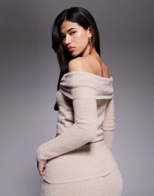 Aria Cove - Pull d'ensemble en maille duveteuse avec encolure Bardot à détail métallique - Beige, 2 de 4