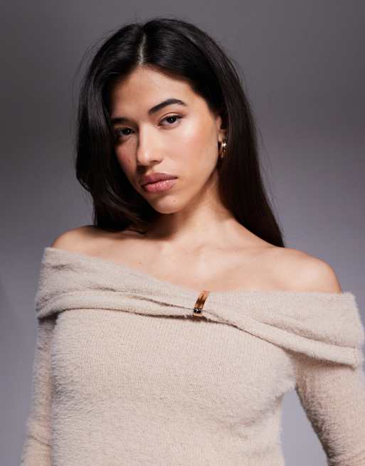 Aria Cove - Pull d'ensemble en maille duveteuse avec encolure Bardot à détail métallique - Beige, 3 de 4