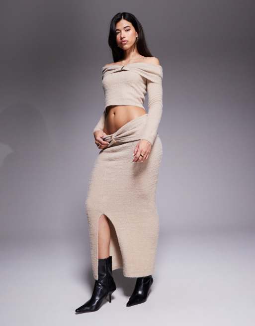 Aria Cove - Pull d'ensemble en maille duveteuse avec encolure Bardot à détail métallique - Beige, 4 de 4