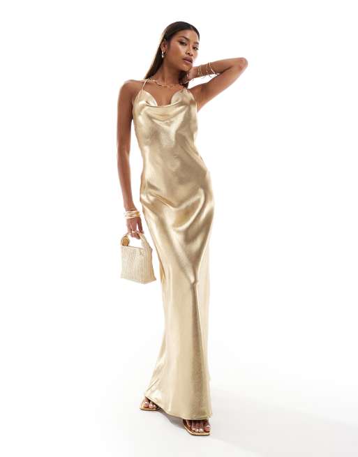 Aria Cove - Robe longue en satin avec col bénitier et dos ouvert - Or liquide
