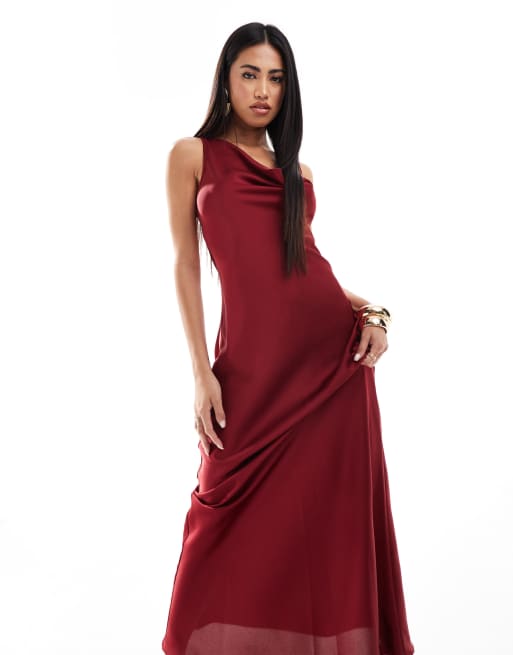 Aria Cove - Robe longue satinée à col bénitier et dos ouvert avec lanière croisée - Rouge
