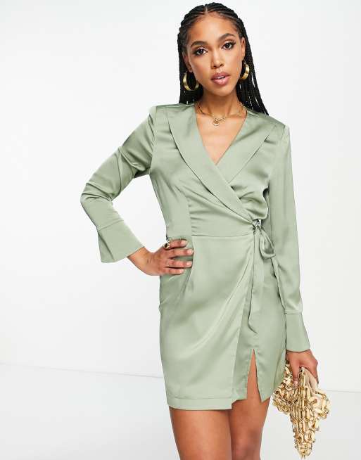 Aria Cove - Robe portefeuille fendue en satin - Sauge