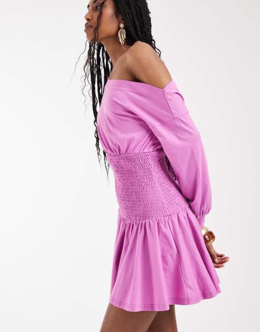 Aria Cove – Rosa miniklänning med asymmetrisk axel, smockad midja och volang, 5 av 9