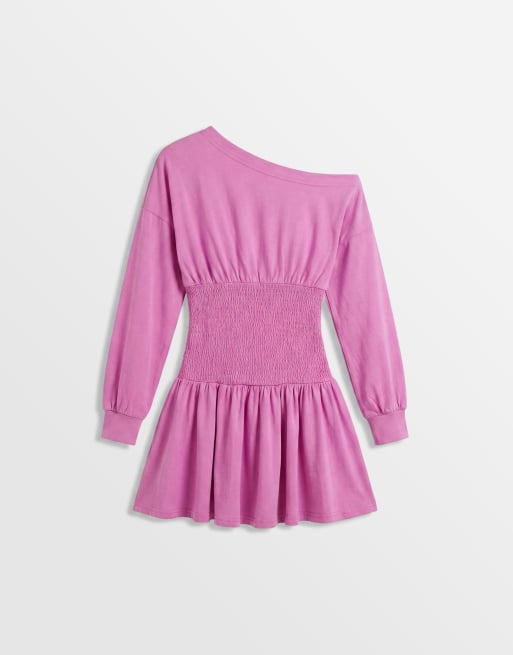 Aria Cove – Rosa miniklänning med asymmetrisk axel, smockad midja och volang, 6 av 9