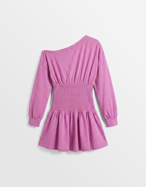 Aria Cove – Rosa miniklänning med asymmetrisk axel, smockad midja och volang, 7 av 9
