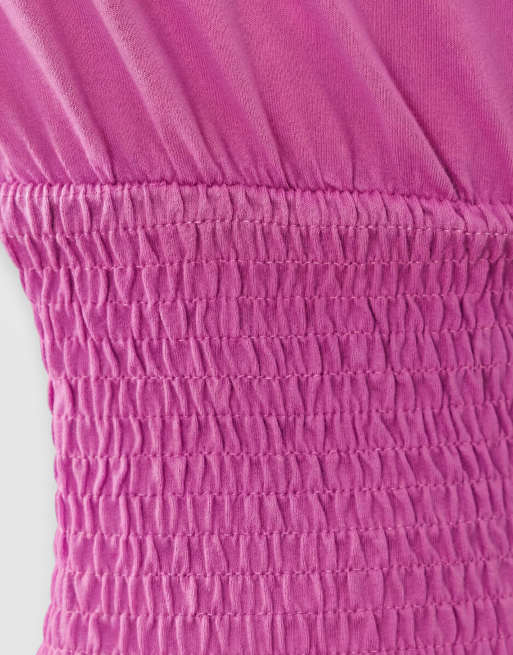 Aria Cove – Rosa miniklänning med asymmetrisk axel, smockad midja och volang, 9 av 9