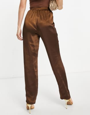 Aria Cove - Satijnen broek met elastische taille in chocoladebruin | ASOS