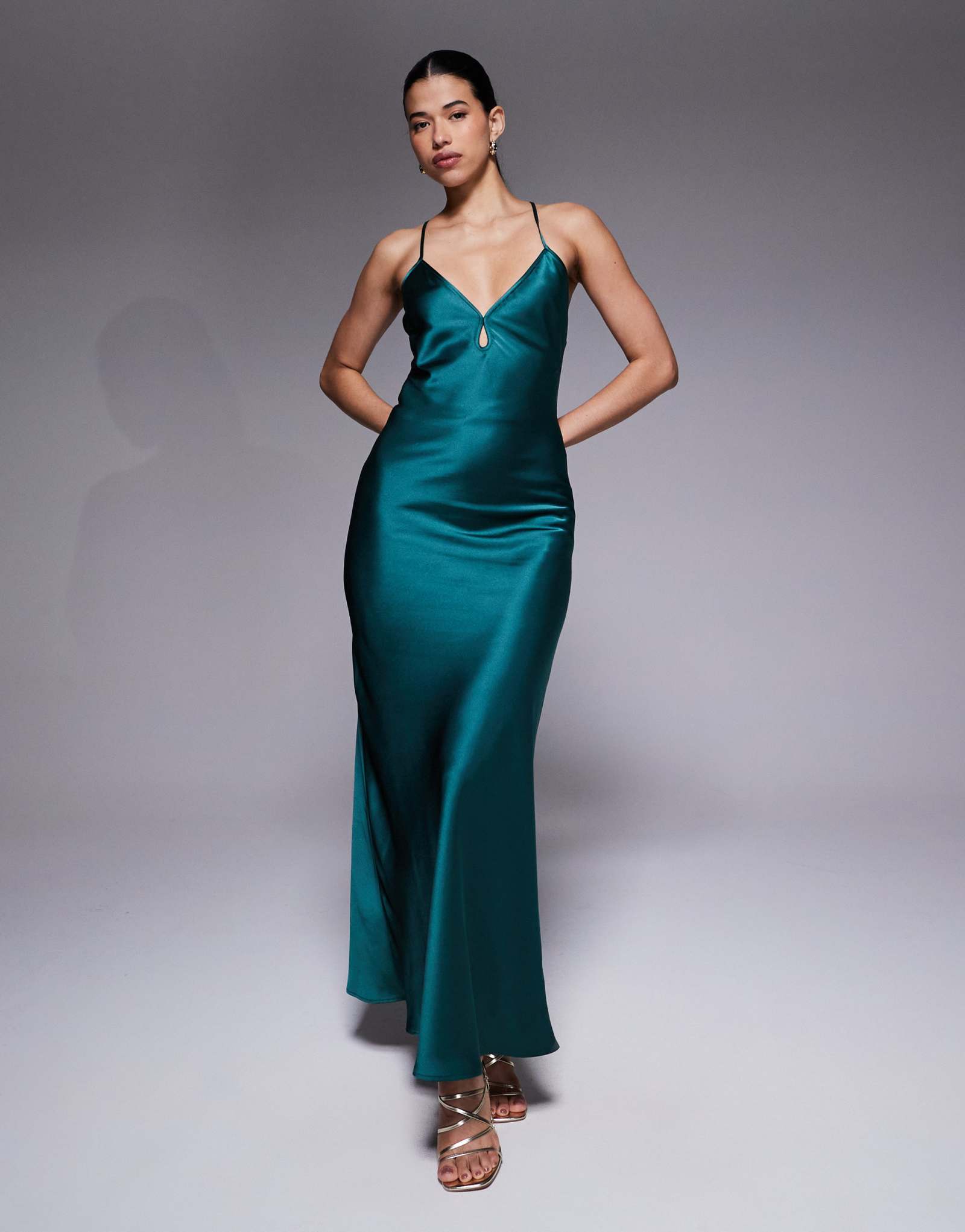 Атласное макси-платье Aria Cove с замочной скважиной и открытой спиной на бретельках изумрудного цвета