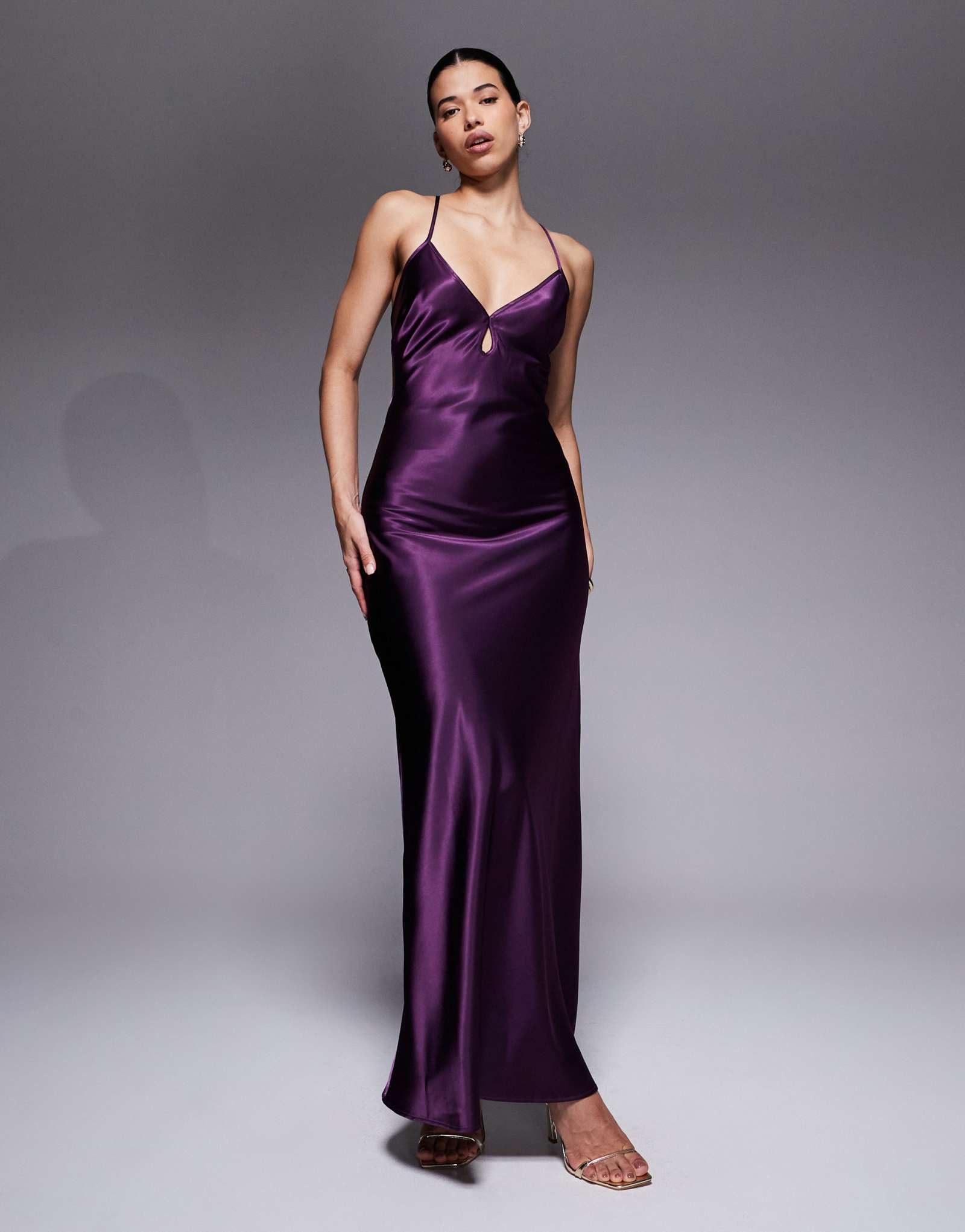 Атласное макси-платье Aria Cove с замочной скважиной и открытой завязкой на спине фиолетового цвета