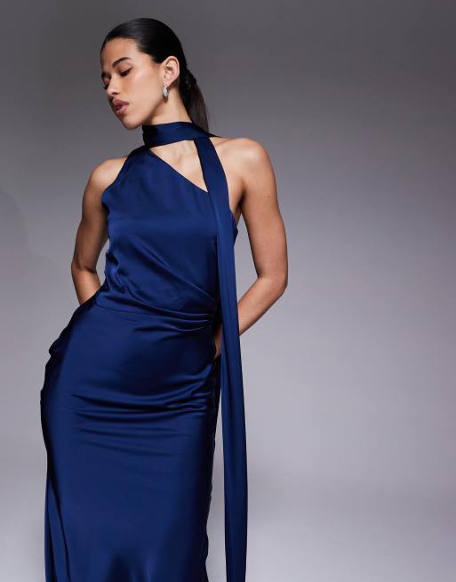Aria Cove – Satin-Maxikleid in Marineblau mit geraffter Seite und Schaldetail, 2 von 4