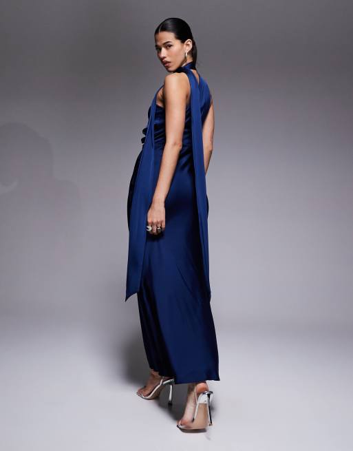 Aria Cove – Satin-Maxikleid in Marineblau mit geraffter Seite und Schaldetail, 3 von 4