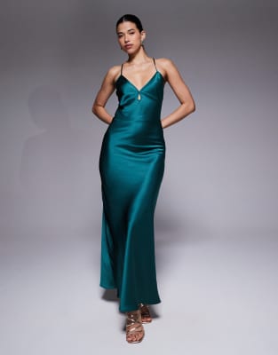 Aria Cove - Satin-Maxikleid mit Schlüssellochdetail und Rückenausschnitt mit Schürdetails in Smaragdgrün