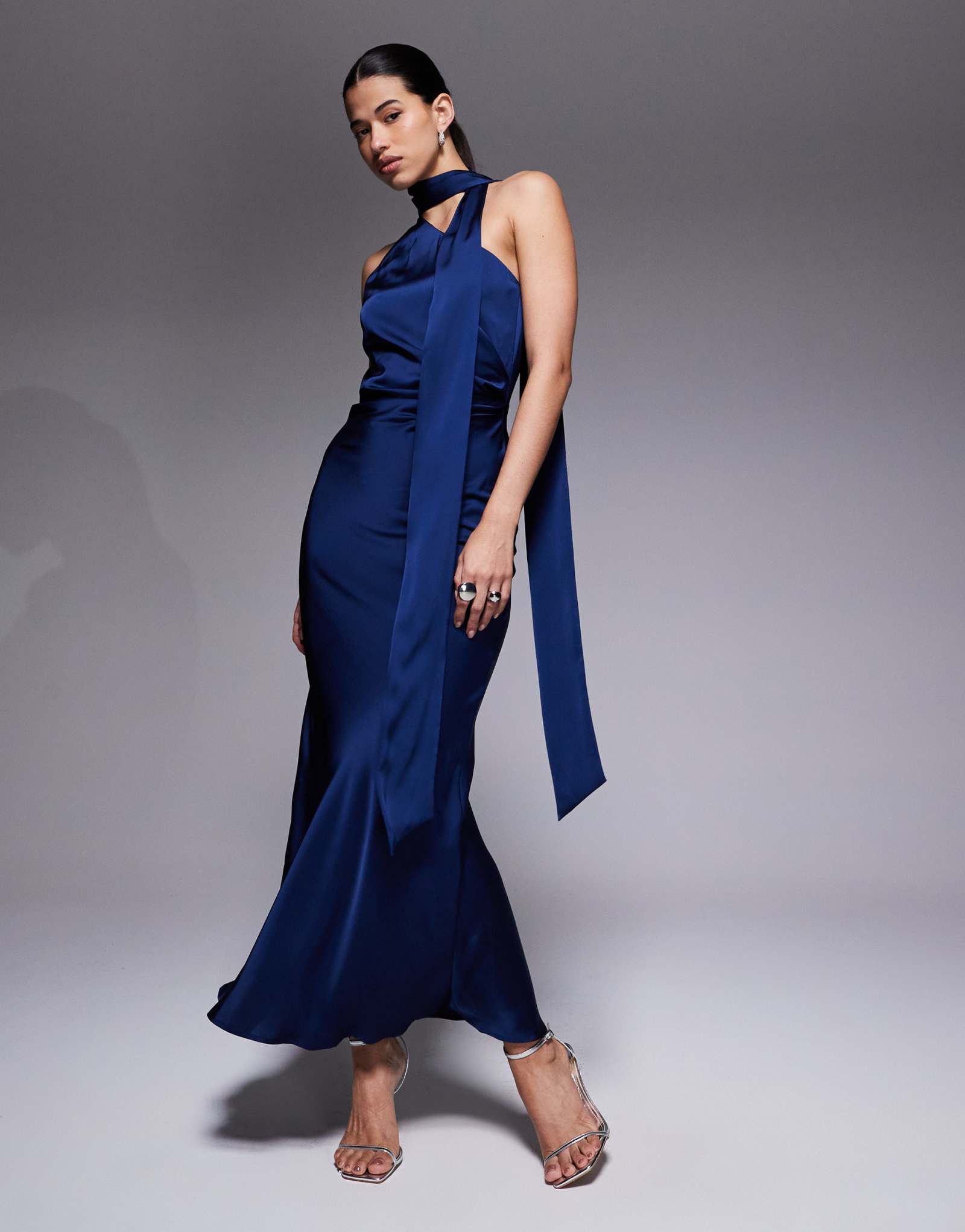 Макси-платье темно-синего цвета с атласным шарфом и рюшами по бокам от Aria Cove