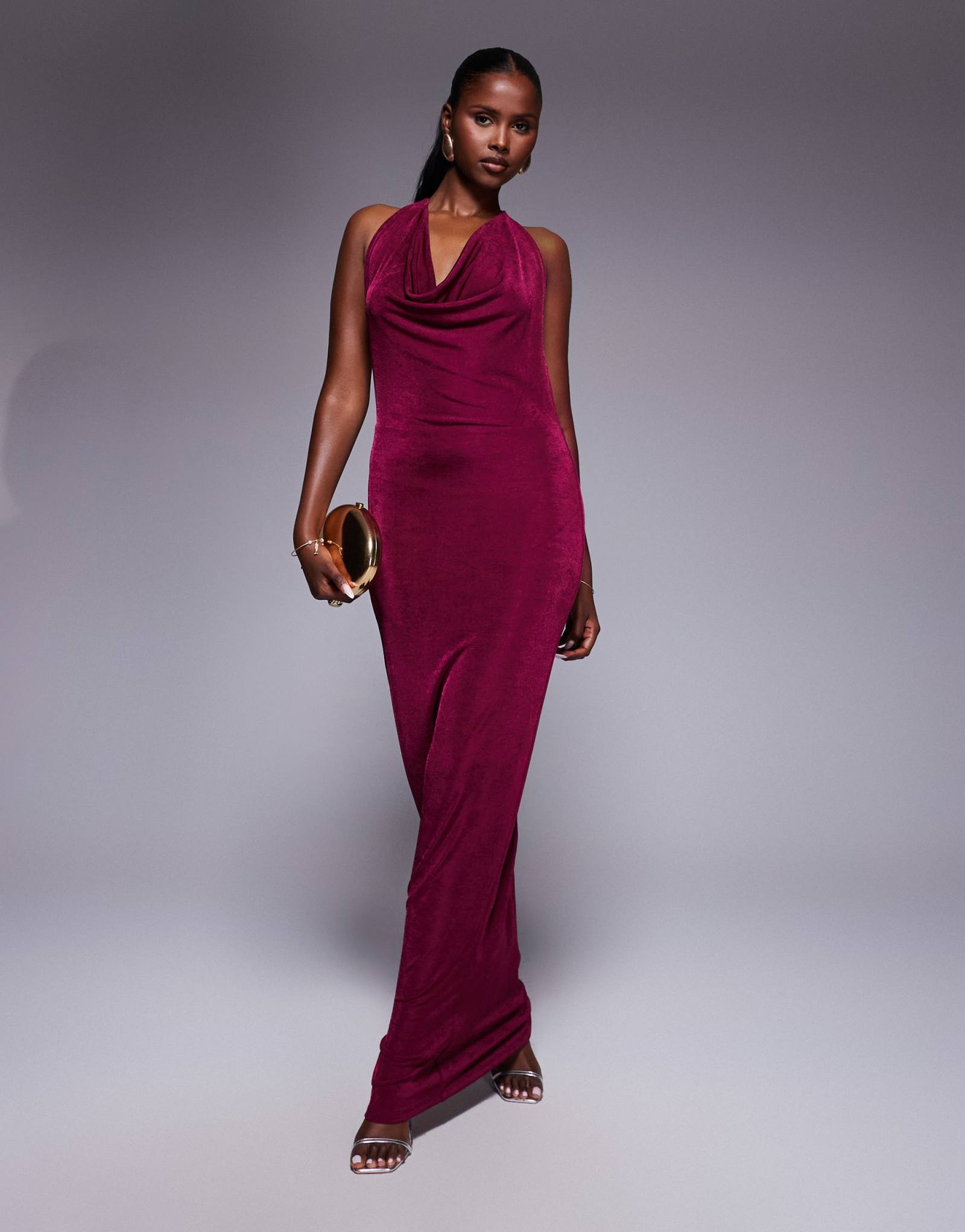 Облегающее макси-платье Aria Cove с глубоким вырезом и открытой завязкой на спине в ягодном стиле