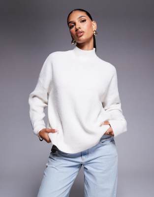 Aria Cove - Strickpullover in Creme mit Rundhalsausschnitt und geripptem Bündchen-Weiß
